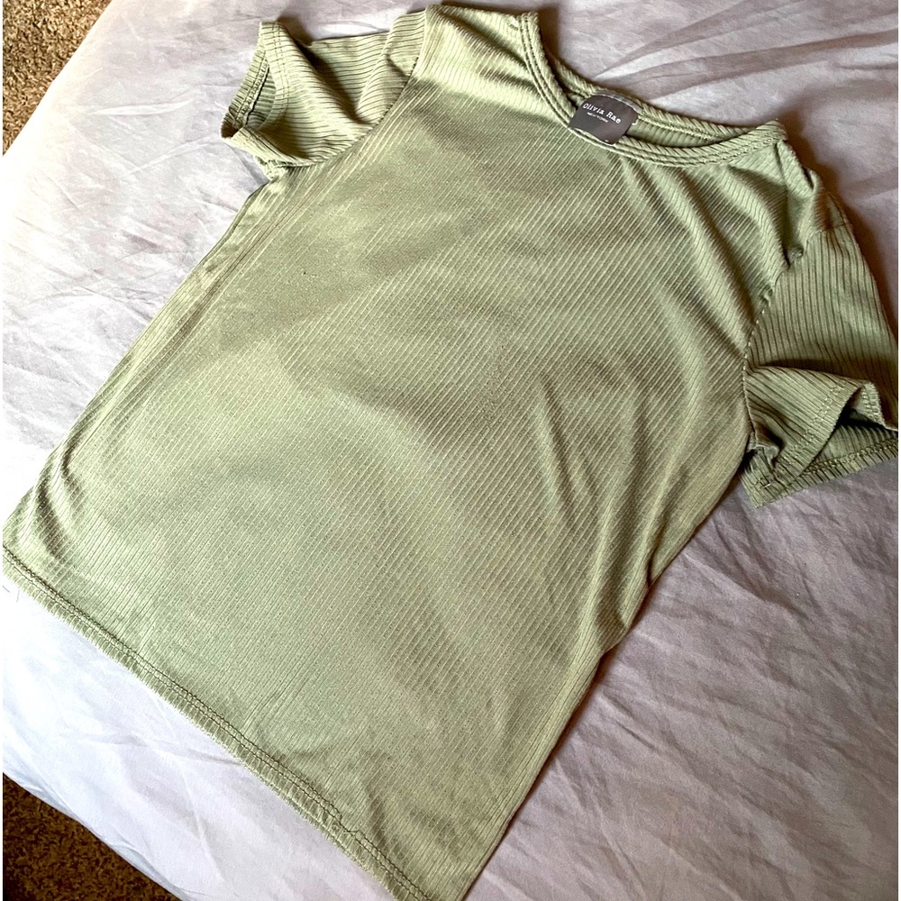 Green slightly crop tee shirt